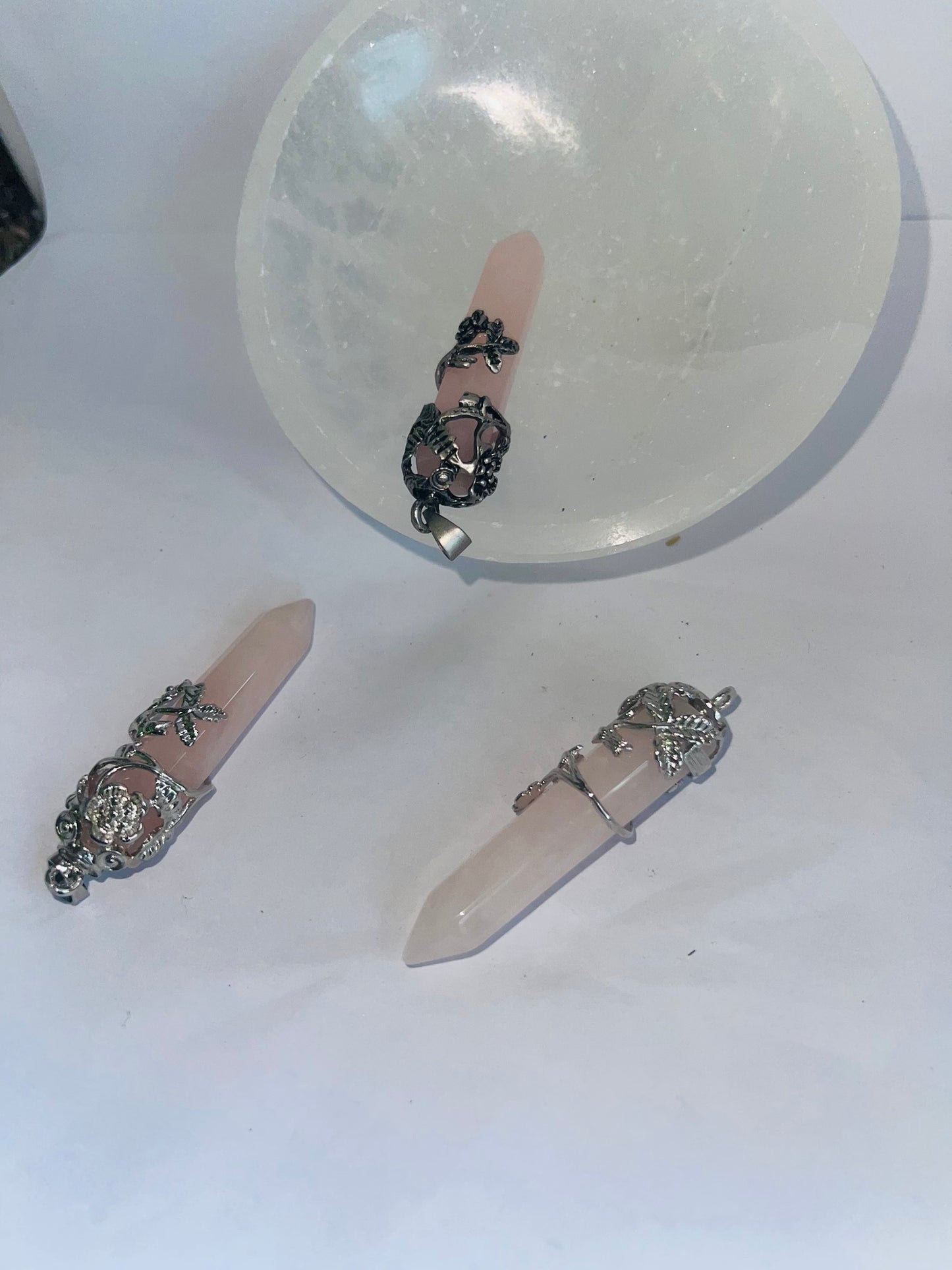 Rose quartz pendant necklace