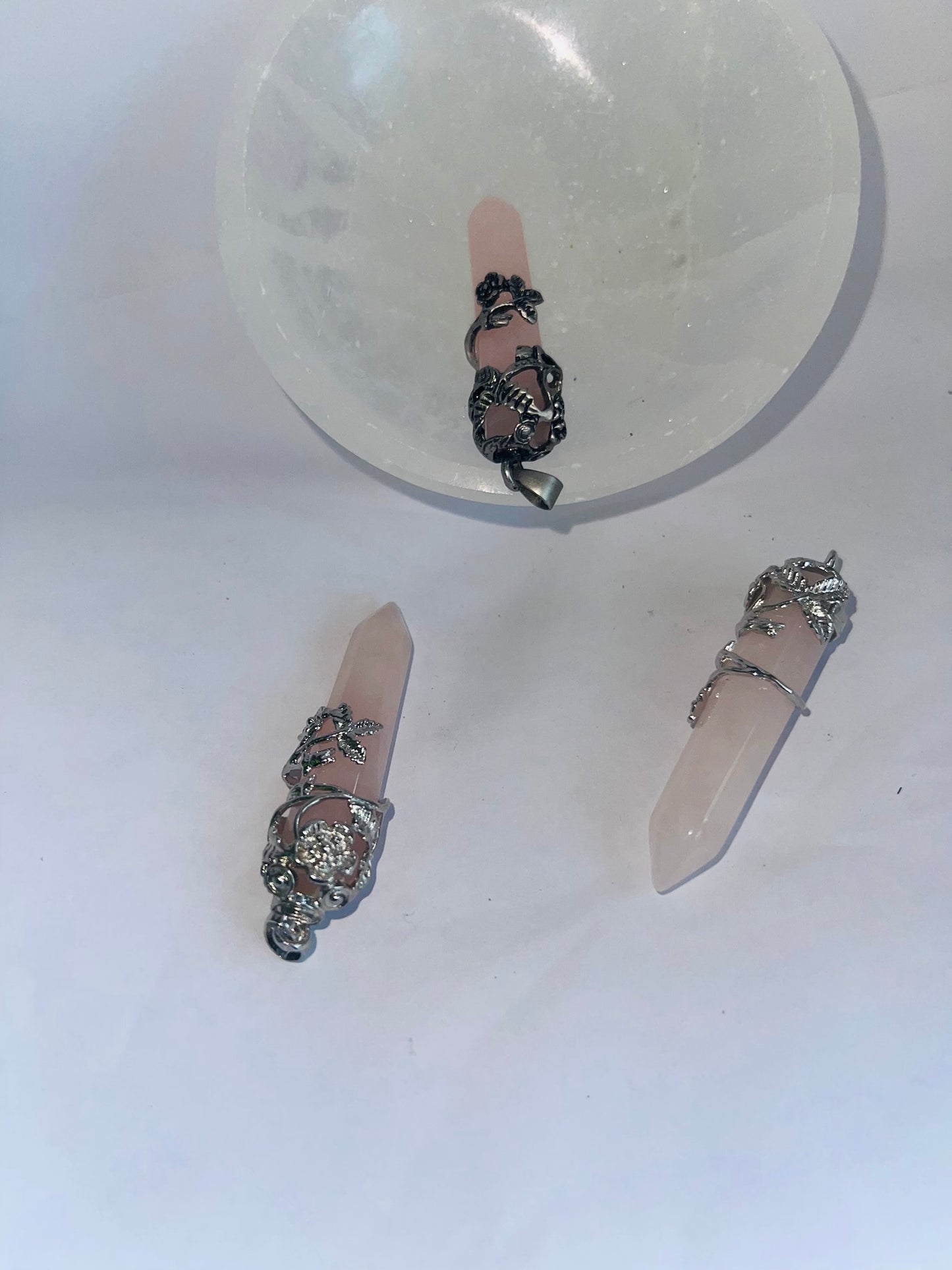 Rose quartz pendant necklace