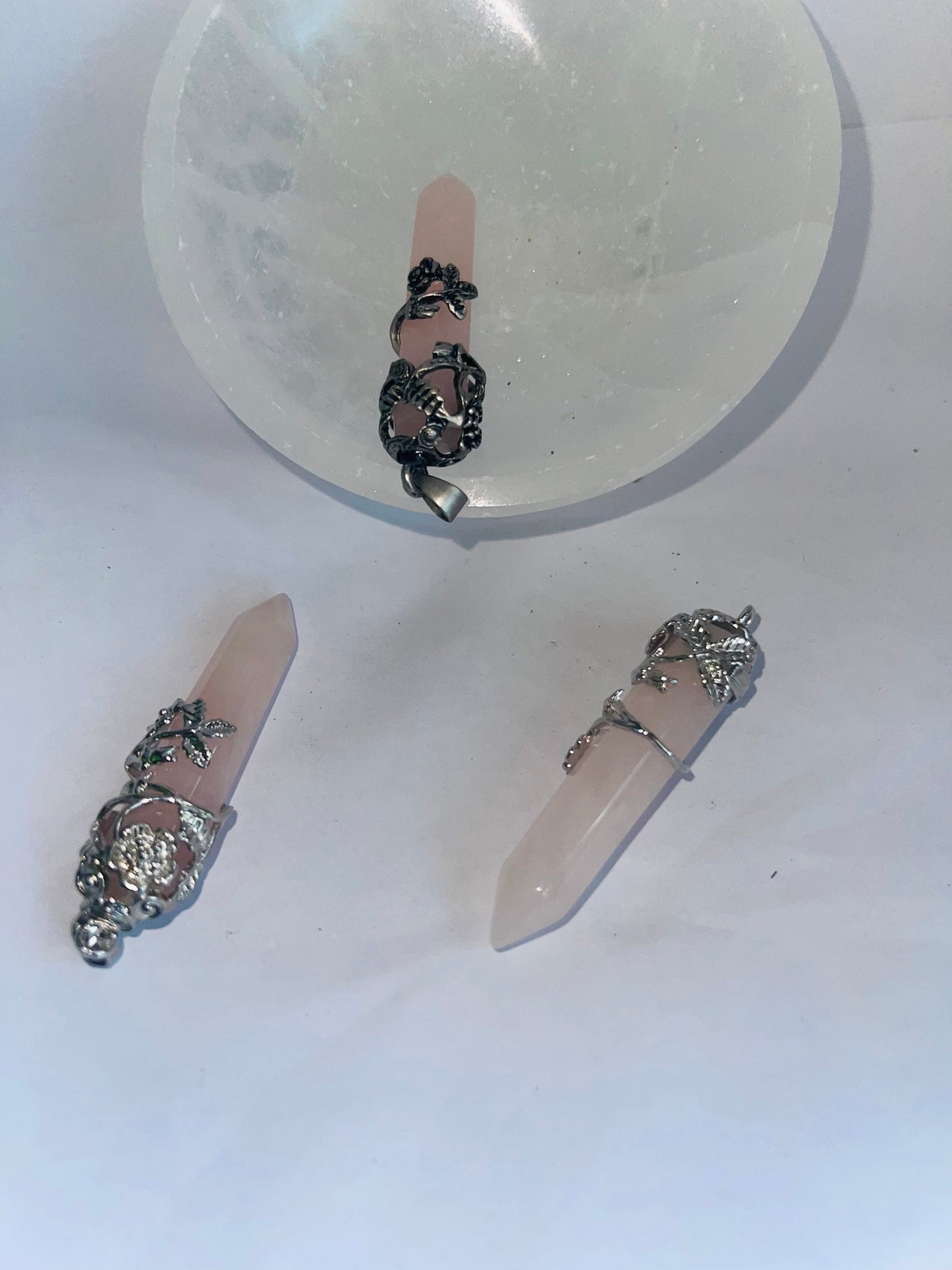 Rose quartz pendant necklace